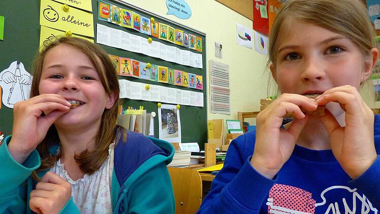 Amely und Leni finden das "11-Korn-Brot" gut.