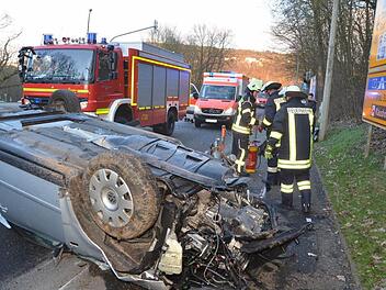 Eine Frau mit zwei kleinen Kindern saß in diesem Auto, das bei einem schweren Unfall am Donnerstag auf dem Westring im Einmündungsbereich der Euerdorfer Straße auf dem Dach liegen blieb.  Foto: Peter Rauch
