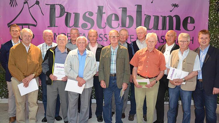 Auf 40 Jahre Mitgliedschaft können diese Mitglieder zurückblicken, die von Vorsitzendem Christof Göbel (links) und seinem Stellvertreter Peter Heim (rechts) geehrt wurden. Foto: Jana Keul