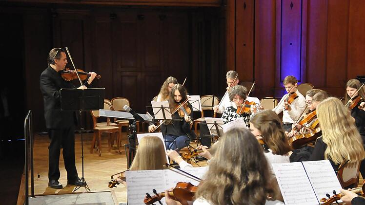 Klein aber fein - das Streichorchester der Städtischen Musikschule unter der musikalischen Leitung von Matthias Klink. Foto: Peter Klopf
