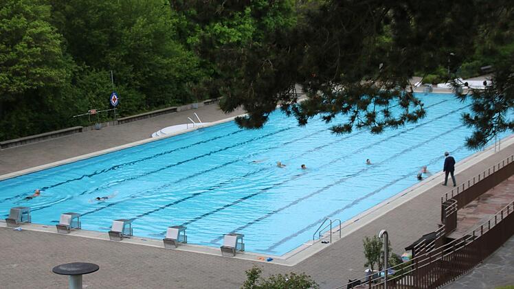 Trotz der frischen Außentemperatur ziehen die Stammgäste ihre Bahnen im Schwimmerbecken. Foto: Kathrin Kupka-Hahn