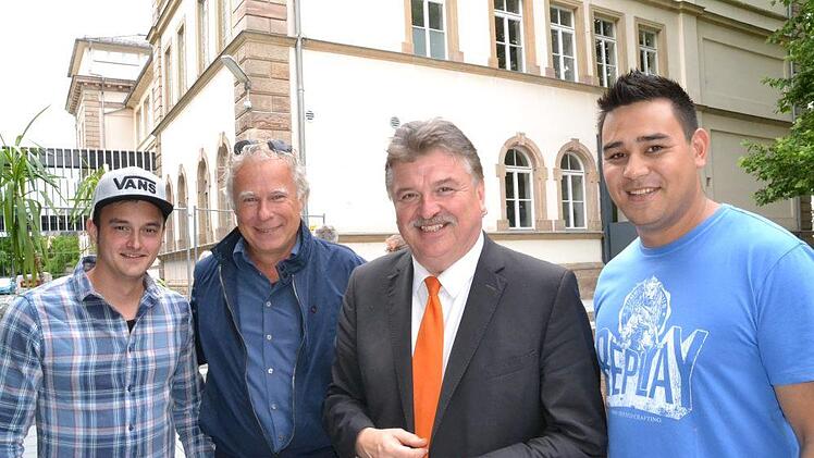 Landrat Klaus Peter S&ouml;llner (Zweiter von rechts), selbst MGF-Absolvent, mischte sich unter die Jahrg&auml;nge; hier mit Johannes Potzel (links) und Martin Jahrei&szlig;, die vor zehn Jahren ihr Abitur machten, und Peter Fraas, dem bekannten Rundfunkmoderator (Abijahrgang 1977). Foto: Uschi Prawitz