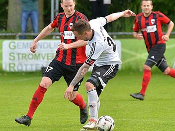 Der TSV R&ouml;ttenbach um Kapit&auml;n Benjamin G&ouml;hr (wei&szlig;es Trikot) kam als Tabellenf&uuml;hrer aus der Winterpause, geriet dann aber m&auml;chtig ins Straucheln und rutschte noch bis auf Rang 5 ab. Foto: Picturedreams/Archiv