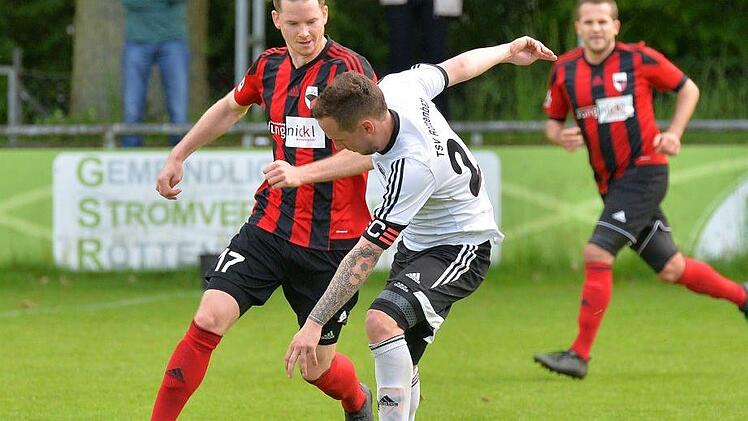 Der TSV R&ouml;ttenbach um Kapit&auml;n Benjamin G&ouml;hr (wei&szlig;es Trikot) kam als Tabellenf&uuml;hrer aus der Winterpause, geriet dann aber m&auml;chtig ins Straucheln und rutschte noch bis auf Rang 5 ab. Foto: Picturedreams/Archiv