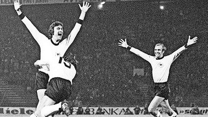 Erich Beer (rechts) hatte in der deutschen Nationalmannschaft &ouml;fters Grund zum Jubeln. Insgesamt bestritt er 24 Spiele und erzielte dabei sieben Tore. Bei der "Schmach von Cordoba" vor 40 Jahren wurde er allerdings in der Halbzeit ausgewechselt.  Foto: dpa
