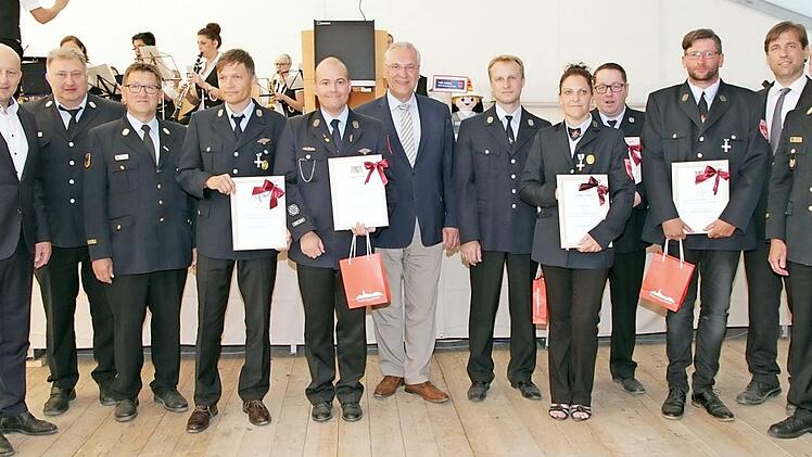 Die geehrten Feuerwehrleute mit Innenminister Herrmann und weiteren Offiziellen