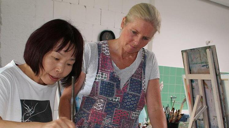 Die Ruhe, mit der die Künstlerin Hye Jeong Chung-Lang den Pinsel führt, überträgt sich auf die Teilnehmerin Elisabeth Gemeinder und die ganze Gruppe. Alle arbeiteten mit äußerster Konzentration und produzierten mehrere Bilder an einem Wochenende. Foto: vhs-Coburg