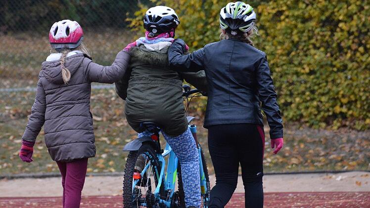 Zahlreiche Übungen standen am Sportplatz des Mehrgenerationenhaus St. Michael am Dienstagvormittag auf dem Programm. Unter anderem musste ein Kind blind auf dem Rad einen Parcour durchfahren. Unterstützung bekam es durch Mitschüler und Lehrkräfte. Foto: Friedrich
