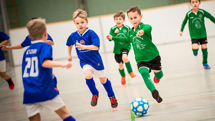 Szene aus dem Einlagespiel zwischen den G-Junioren des VfB Kulmbach (blaue Trikots) und des VfR Katschenreuth (grün). Foto: Alexander Muck