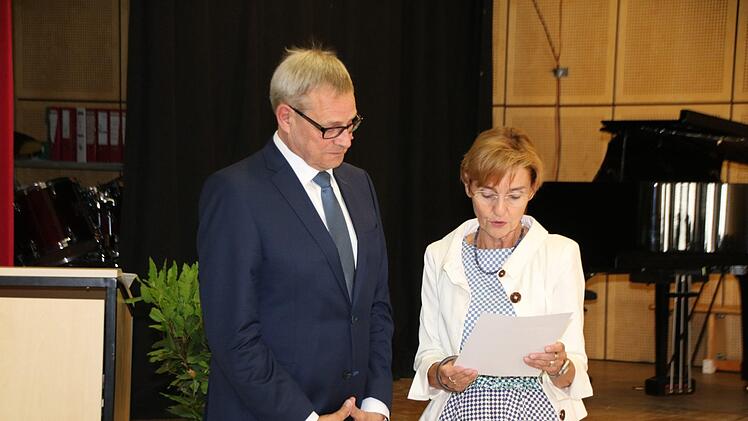 Monika Zeyer-Müller verabschiedet Joachim Schwigon. Thomas Malz