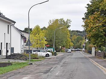 Mit dem Zustand der Ortsdurchfahrt in Horhausen sind die Bürger unzufrieden. Allerdings muss erst noch geklärt werden, ob die Straße zur Kreisstraße hochgestuft werden kann. Das Thema kam in der Bürgerversammlung zur Sprache.  Fotos: Ulrike Langer