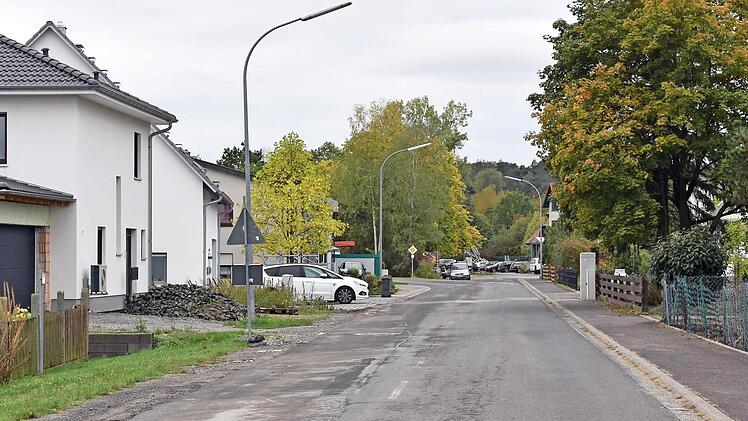 Mit dem Zustand der Ortsdurchfahrt in Horhausen sind die Bürger unzufrieden. Allerdings muss erst noch geklärt werden, ob die Straße zur Kreisstraße hochgestuft werden kann. Das Thema kam in der Bürgerversammlung zur Sprache.  Fotos: Ulrike Langer