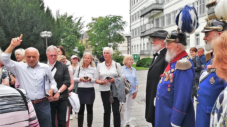 Vorbei an den historischen Persönlichkeiten flanierten viele Besucher. Foto: Sigismund von Dobschütz