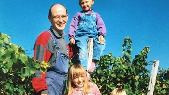 Marion Wunderlich (Mitte) im Weinberg mit ihrem Onkel Andreas. Foto: pri