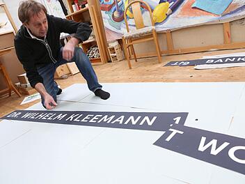 In seinem Weilersbacher Atelier hat Harald Winter ein Modell des Kunstwerkes entworfen, das ab März im Forchheimer Wilhelm-Kleemann-Weg zu sehen sein wird. Foto: Barbara Herbst