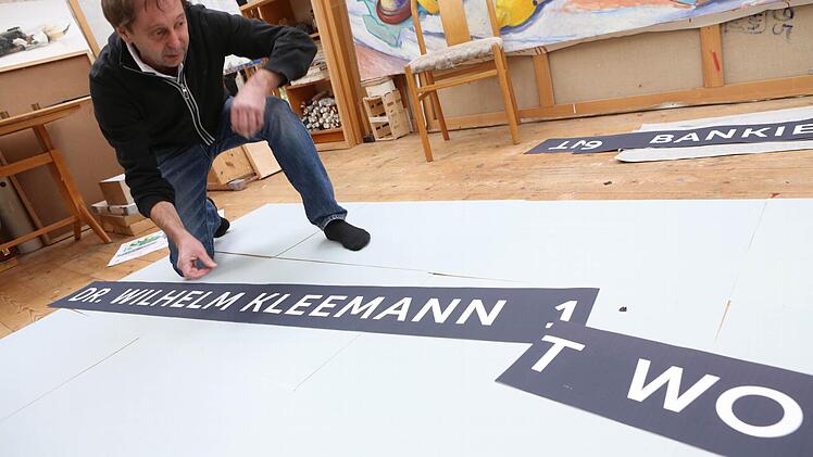 In seinem Weilersbacher Atelier hat Harald Winter ein Modell des Kunstwerkes entworfen, das ab März im Forchheimer Wilhelm-Kleemann-Weg zu sehen sein wird. Foto: Barbara Herbst