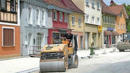 Hier geht es voran: Entlang der westlichen Straßenseite rollt eine Walze.