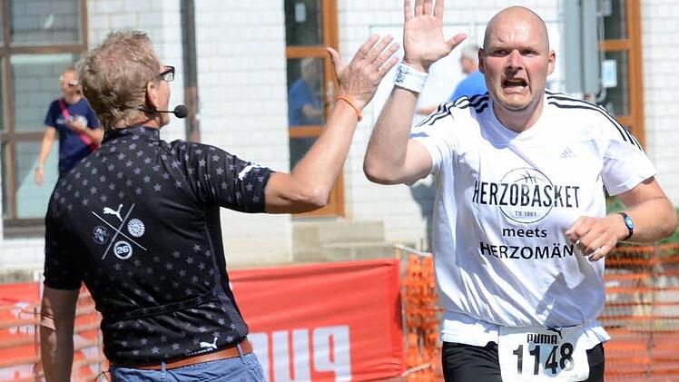 Ins Ziel gequält: Olaf Kaddatz-Daßler (rechts) auf den letzten Metern