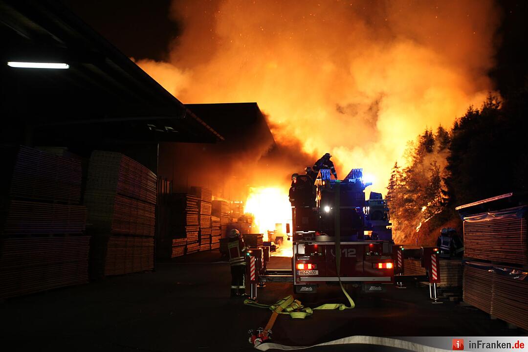 Riesiges Flammeninferno zerstoert grosses Saegewerk - Meterhohe Flammen