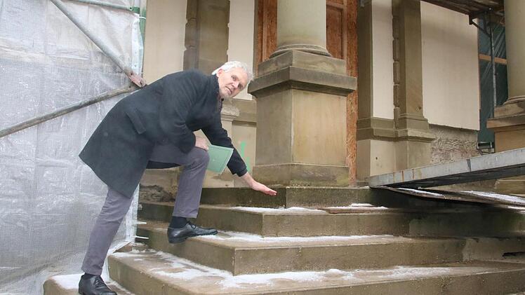 Erwin Full zeigt, wie hoch das Wasser 2003 stand. Foto: Ralf Ruppert