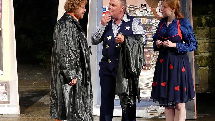 Der Zauberkönig (Werner Eberhardt, Mitte) wünscht sich Oskar (Daniel Ganzleben) als Mann für seine Tochter Marianne (Melanie Eheim). Foto: Dieter Hübner