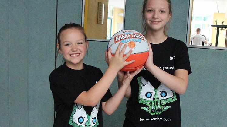 Sarah (links) und ihre Freundin Hannah haben beim Basketballspielen viel Spa&szlig;. Foto: Fenna Kreuz
