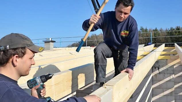 Firmenchef Norbert Lipfert (rechts) in seinem Element.