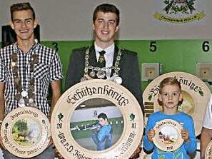 Schützenmeister Norbert Mahr mit den neuen Königen (weiter von links): Lukas Schwemlein, Patrick Schumm, Jonas Schwemlein und Maria Berreth. Fotos: Sabine Weinbeer