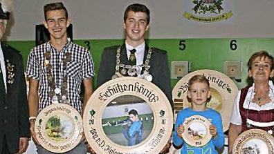 Schützenmeister Norbert Mahr mit den neuen Königen (weiter von links): Lukas Schwemlein, Patrick Schumm, Jonas Schwemlein und Maria Berreth. Fotos: Sabine Weinbeer