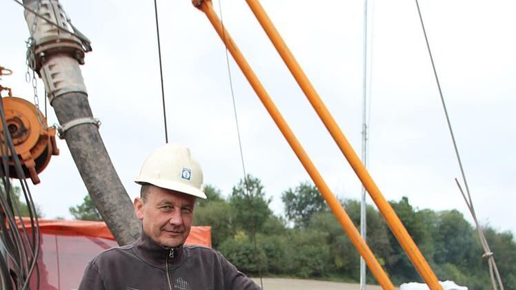 Das Wasser wird in die Schondra abgeleitet, erklärt Jens Täubert. Foto: Ulrike Müller