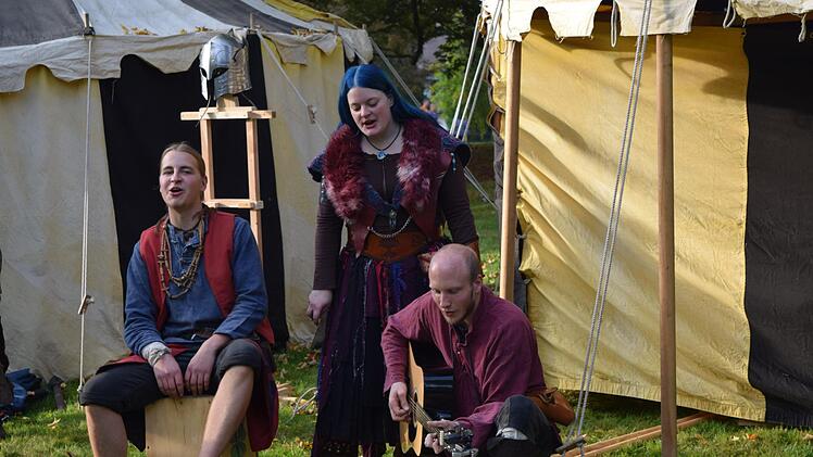 Mittelalterliche Musik über Ritter und Piraten tragen zum authentischen Flair des Mittelalterfestes bei.Daniela Pondelicek