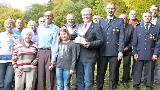 Mit Heinrich Koch feierte kürzlich ein verdienter Bürger der Gemeinde Harsdorf seinen 80. Geburtstag. Unser Bild zeigt ihn mit seiner Ehefrau Marianne, seiner Tochter Manuela und der Urenkelin Nele sowie weiteren Geburtstagsgästen. Fotos: Werner Reißaus