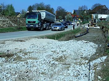 Der Geh- und Radweg vor Schlaifhausen, aus Dietzhof kommend, macht rasche Fortschritte. Mit der Fertigstellung ist im Lauf des Jahres zu rechnen.