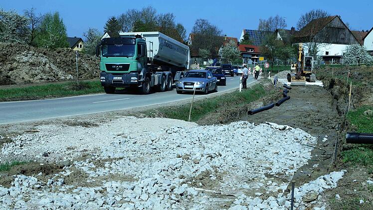 Der Geh- und Radweg vor Schlaifhausen, aus Dietzhof kommend, macht rasche Fortschritte. Mit der Fertigstellung ist im Lauf des Jahres zu rechnen.