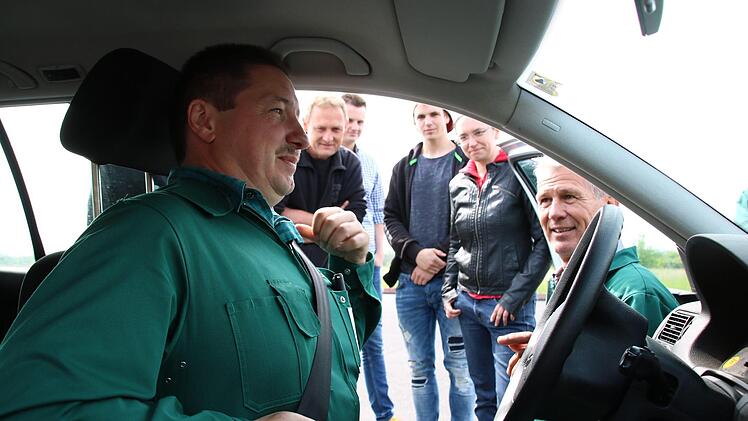 "Wer schlecht sitzt, fährt schlecht", sagt Fahrlehrer Christian Schießer (rechts), deshalb zeigt er mit Verkehrserzieher Matthias Kleren (links) zu Beginn des Trainings, wie Sitz und Lenkrad richtig eingestellt werden.  Foto: Ralf Ruppert