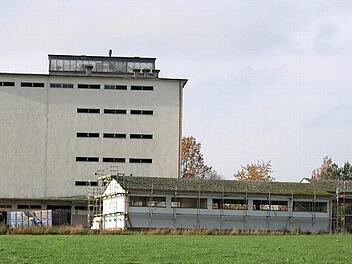 Diesen Anblick wird es nicht mehr lange geben: Das "Baywa-Hochhaus" wird abgebrochen.  Foto: Klaus Oelzner