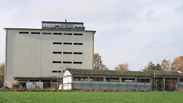 Diesen Anblick wird es nicht mehr lange geben: Das "Baywa-Hochhaus" wird abgebrochen.  Foto: Klaus Oelzner