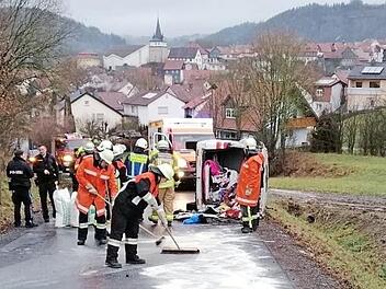 Die Freiwillige Feuerwehr Friesen reinigt die Unfallstelle, nachdem sich der Transporter überschlagen hatte.  Foto: FF Friesen