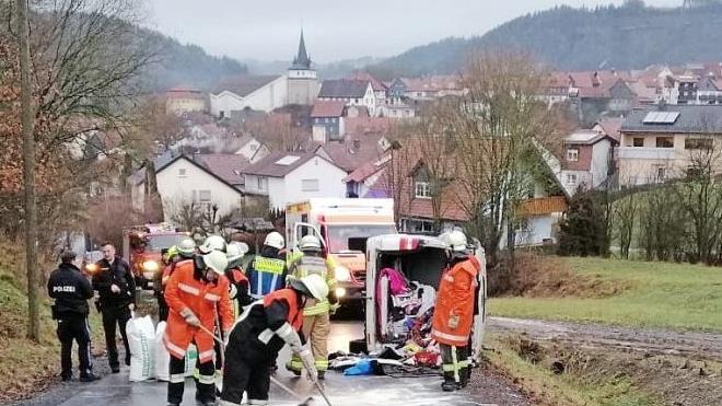 Die Freiwillige Feuerwehr Friesen reinigt die Unfallstelle, nachdem sich der Transporter überschlagen hatte.  Foto: FF Friesen
