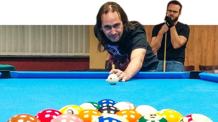 Gunther Zellmann breakt, also stößt an. Gegenspieler Johannes Kraus hofft, dass sein Vorstandkollege von der Acht-Ball-Crew Bamberg nicht auf Anhieb einlocht.