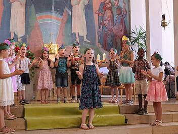 Gemeinsam gestalteten die Kindergartenkinder einen Gottesdienst zur Wiedereröffnung der sanierten Kindertagesstätte in Schondra. Foto: Isabell Gerr