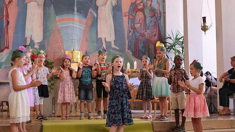 Gemeinsam gestalteten die Kindergartenkinder einen Gottesdienst zur Wiedereröffnung der sanierten Kindertagesstätte in Schondra. Foto: Isabell Gerr