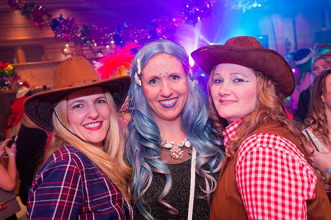 Drei Männerballetts, Musik von DJ Asti und vieles mehr gab es beim Weiberfasching!