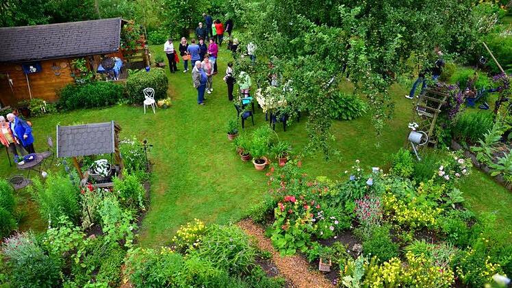 Besucher im Garten von Helga und Siegfried Küspert.