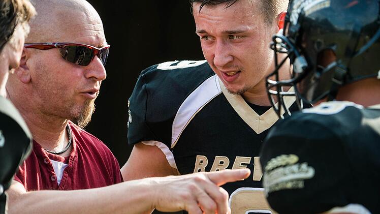 Line-Coach Harald Rausch (links) und Quarterback Viktor Gomow.