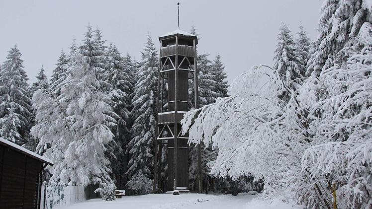 Der Aussichtsturm am Pressecker Knock im Winterkleid. Foto: Matthias Beetz