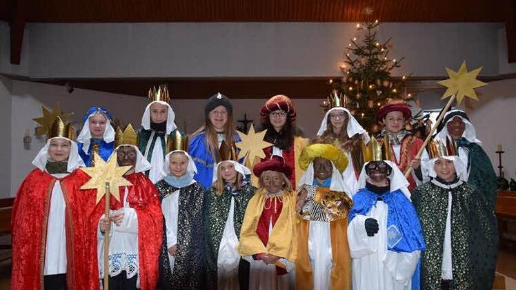 In Arnshausen waren vier Sternsinger-Gruppen unterwegs und statteten wie immer den Gästen des Seniorennachmittag der Gemeinde einen Besuch im Pfarrheim ab. Foto: Holger Schmitt