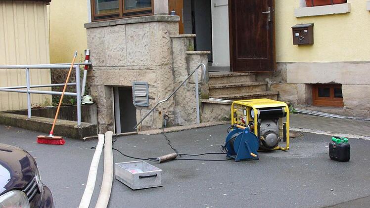 Der Keller des Kronacher Schützenhauses wurde ausgepumpt. Foto: Friedwald Schedel