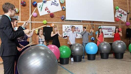 Jetzt können sie trommeln - spaßiges Element bei der Entlassfeier Foto: Evi Seeger