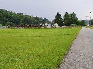 Am Radweg entlang der Bundesstraße 85 (rechts) liegt der Ferienhof Barnickel-Thierauf. In dessen Umfeld entstehen auf den Wiesen weitere Parkmöglichkeiten. Die An- und Abfahrt wird über einen Ringverkehr erfolgen.  Fotos: Marco Meißner